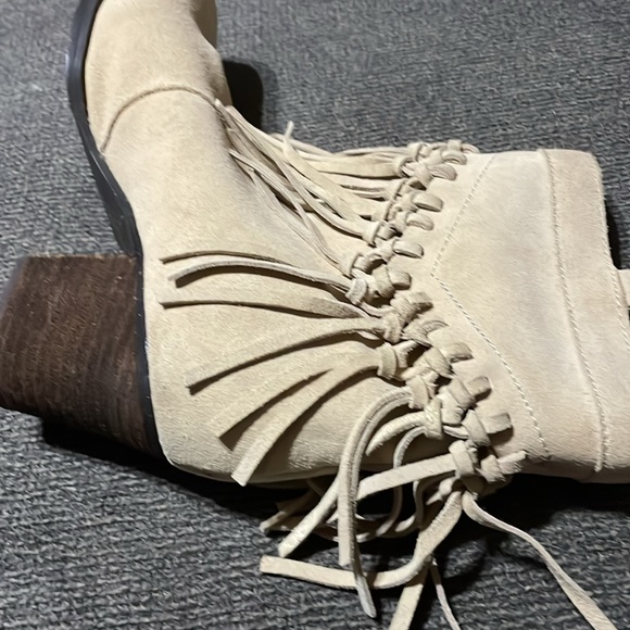 Suede boots with fringe. - Picture 3 of 6
